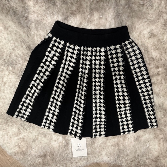 Black and white houndstooth pleated knit skirt - Picture 1 of 2